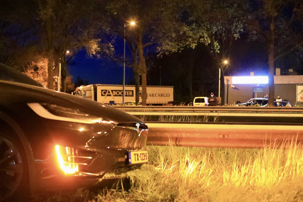 Tesla botst op vangrail