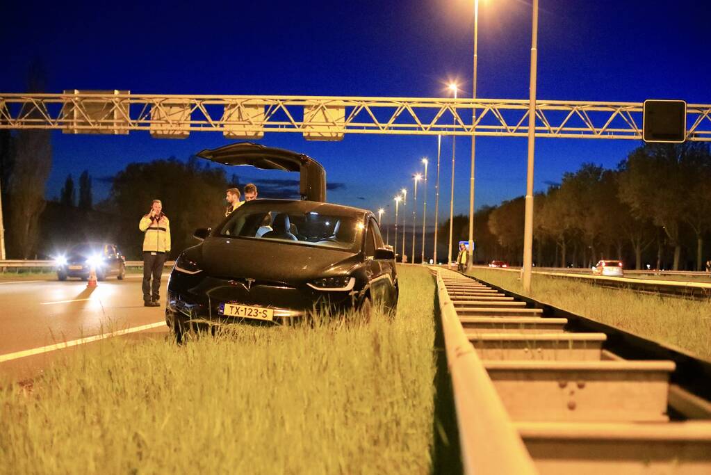 Tesla botst op vangrail