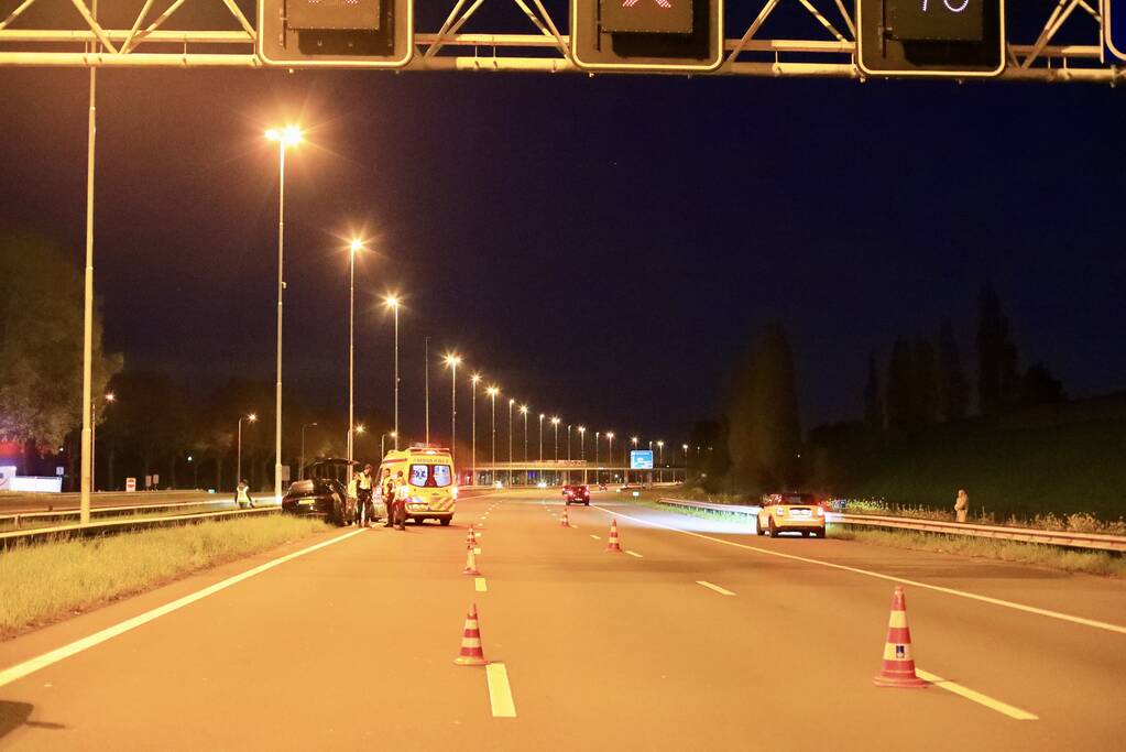 Tesla botst op vangrail