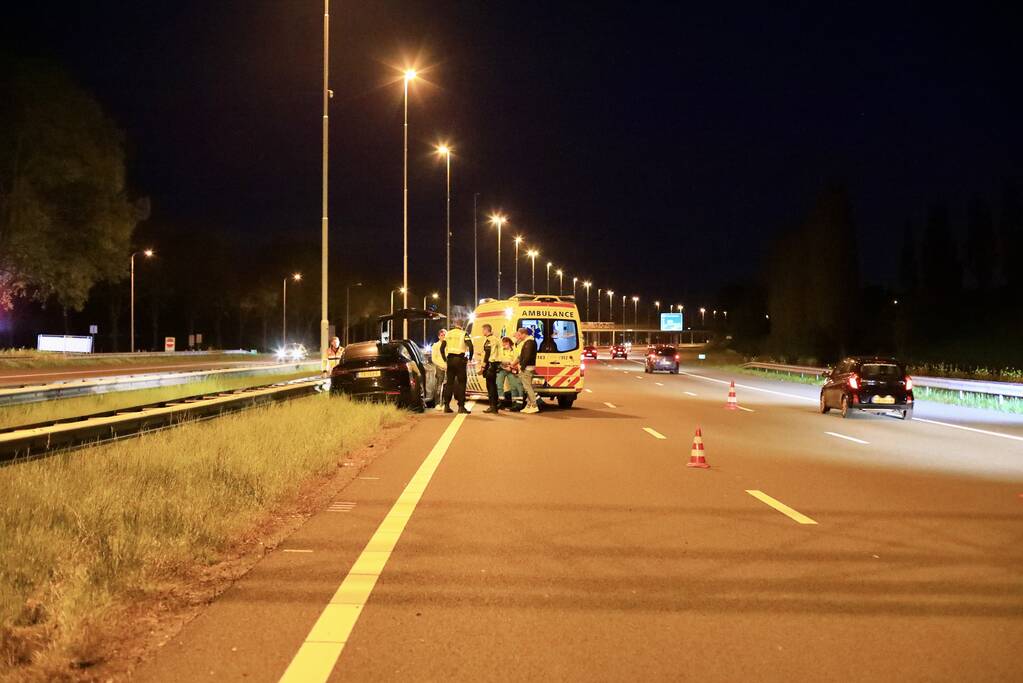 Tesla botst op vangrail