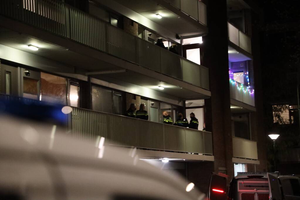 Politie houdt man met verward gedrag aan in flatwoning