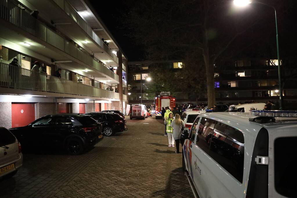 Politie houdt man met verward gedrag aan in flatwoning