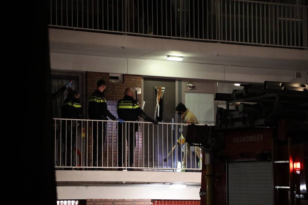 Politie houdt man met verward gedrag aan in flatwoning