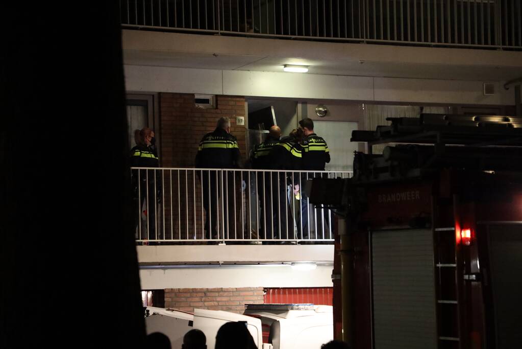 Politie houdt man met verward gedrag aan in flatwoning