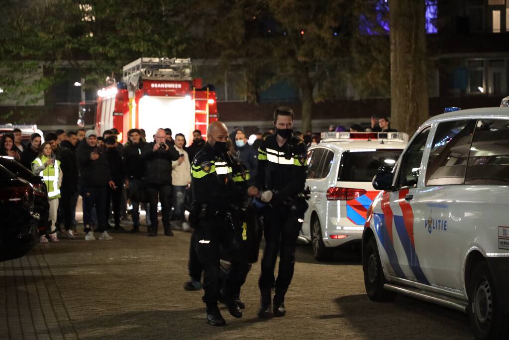 Politie houdt man met verward gedrag aan in flatwoning