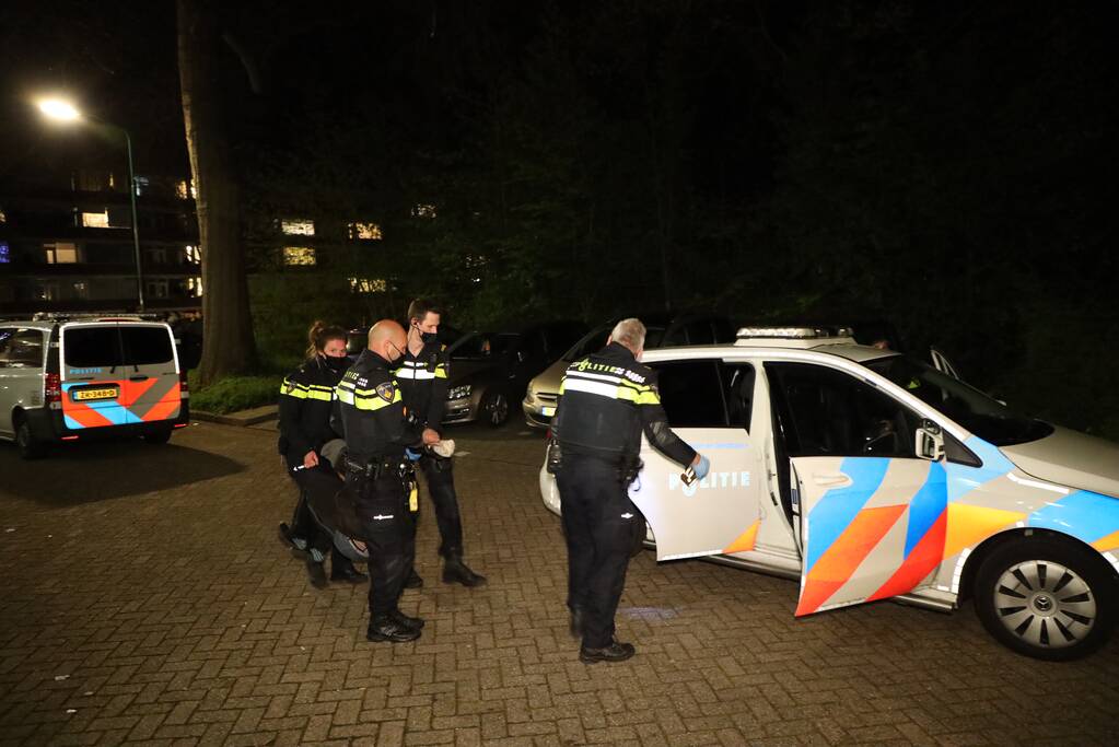 Politie houdt man met verward gedrag aan in flatwoning