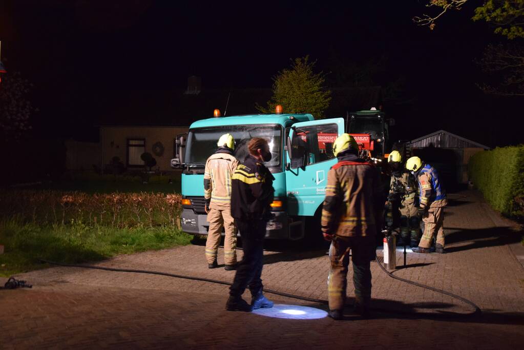 Vrachtwagen vliegt in brand