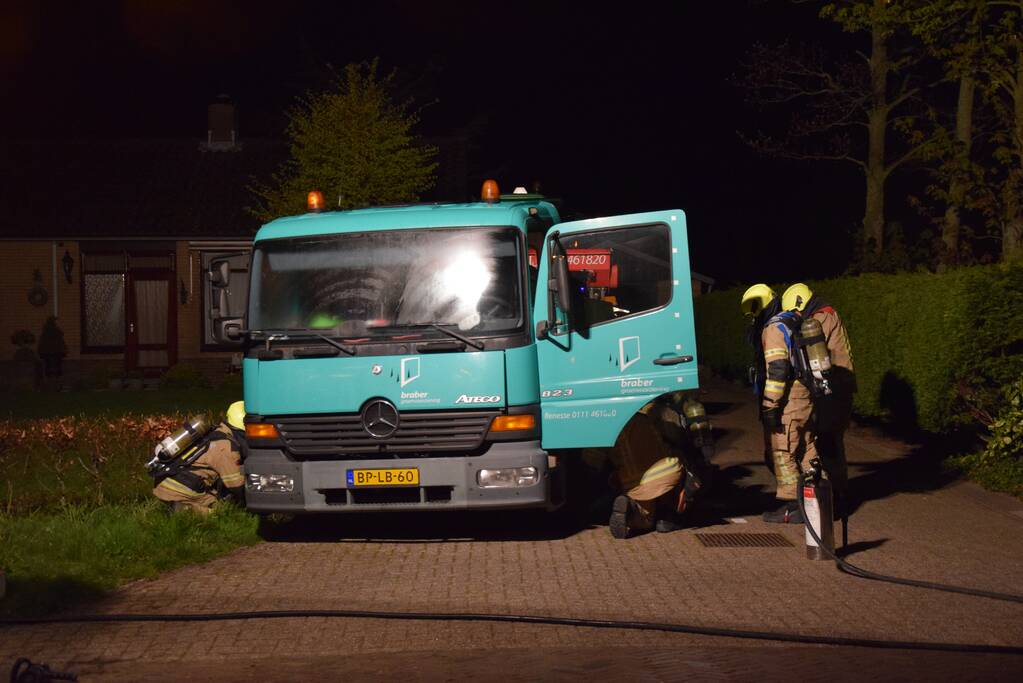 Vrachtwagen vliegt in brand