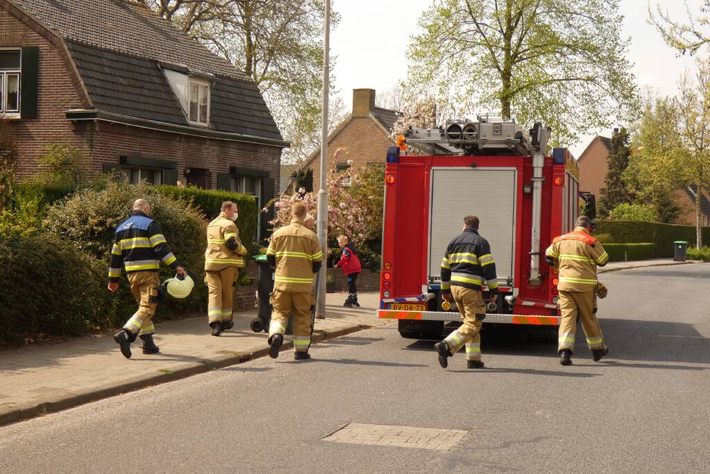 Bewoners blussen coniferenbrand met emmers en tuinslang