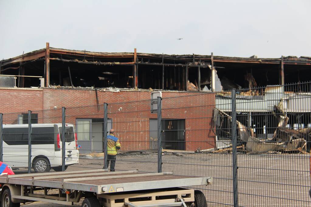 Groot onderzoek in appartement na vondst van drie lichamen