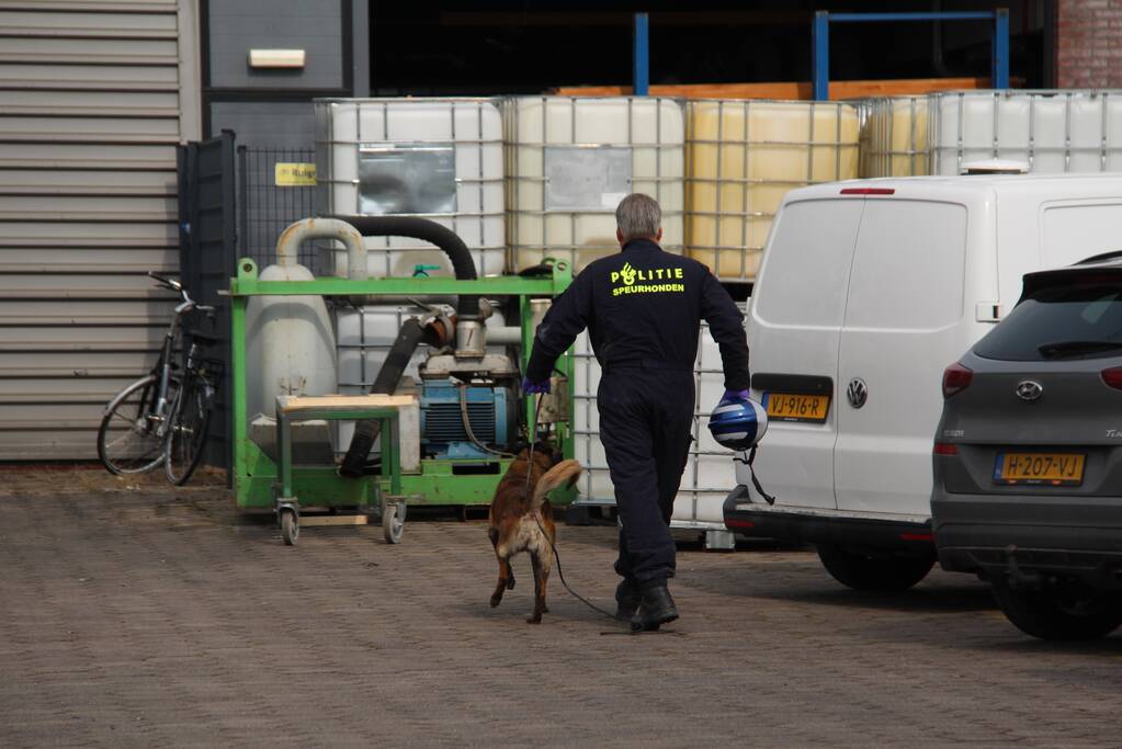 Groot onderzoek in appartement na vondst van drie lichamen