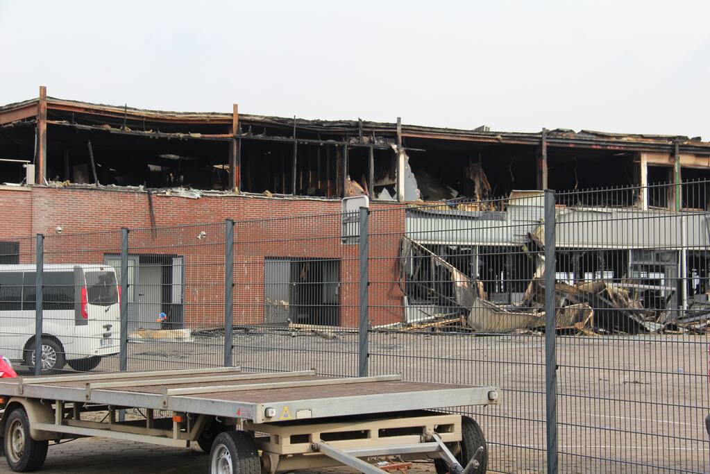 Groot onderzoek in appartement na vondst van drie lichamen