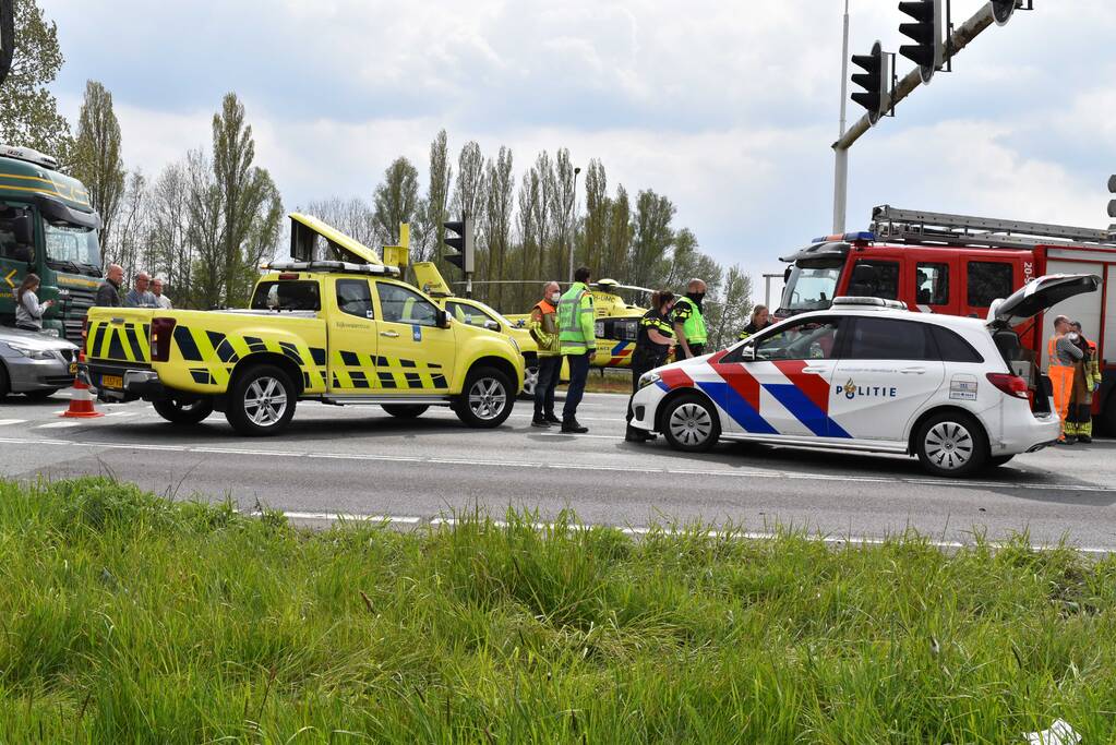 Automobilist botst achter op motorfiets knooppunt Hooipolder