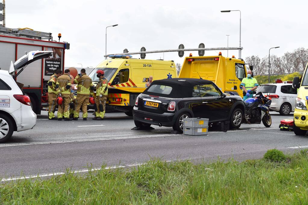 Automobilist botst achter op motorfiets knooppunt Hooipolder