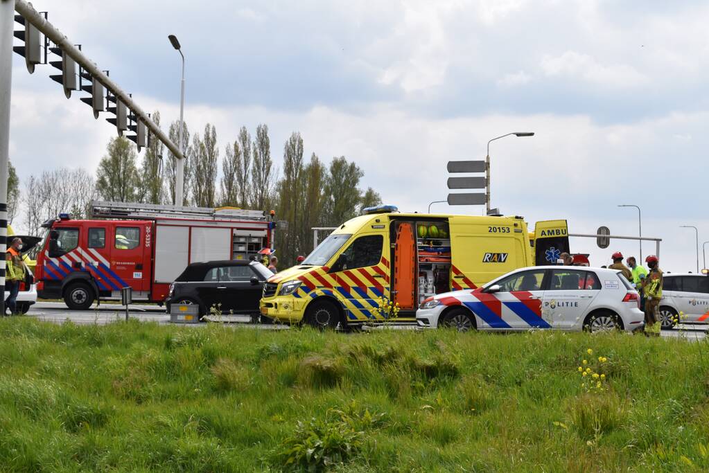Automobilist botst achter op motorfiets knooppunt Hooipolder