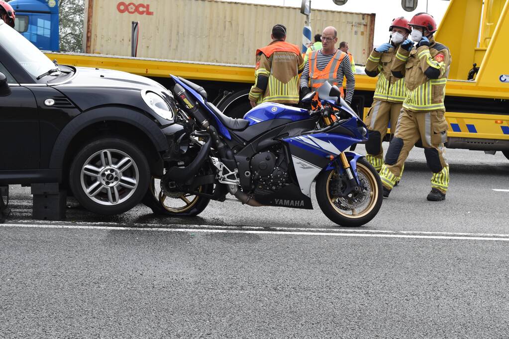 Automobilist botst achter op motorfiets knooppunt Hooipolder