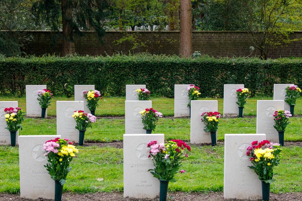 Bloemlegging Sovjet Ereveld