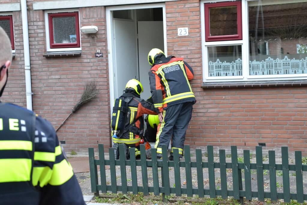 Brandweer verricht metingen door vermoedelijke gaslucht