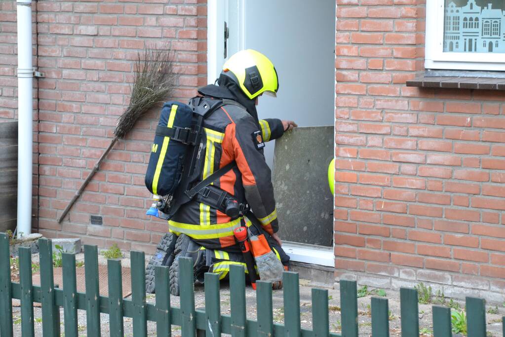 Brandweer verricht metingen door vermoedelijke gaslucht