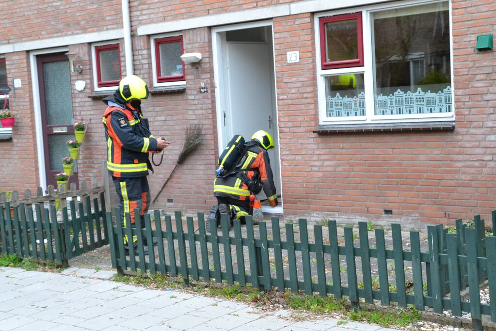 Brandweer verricht metingen door vermoedelijke gaslucht