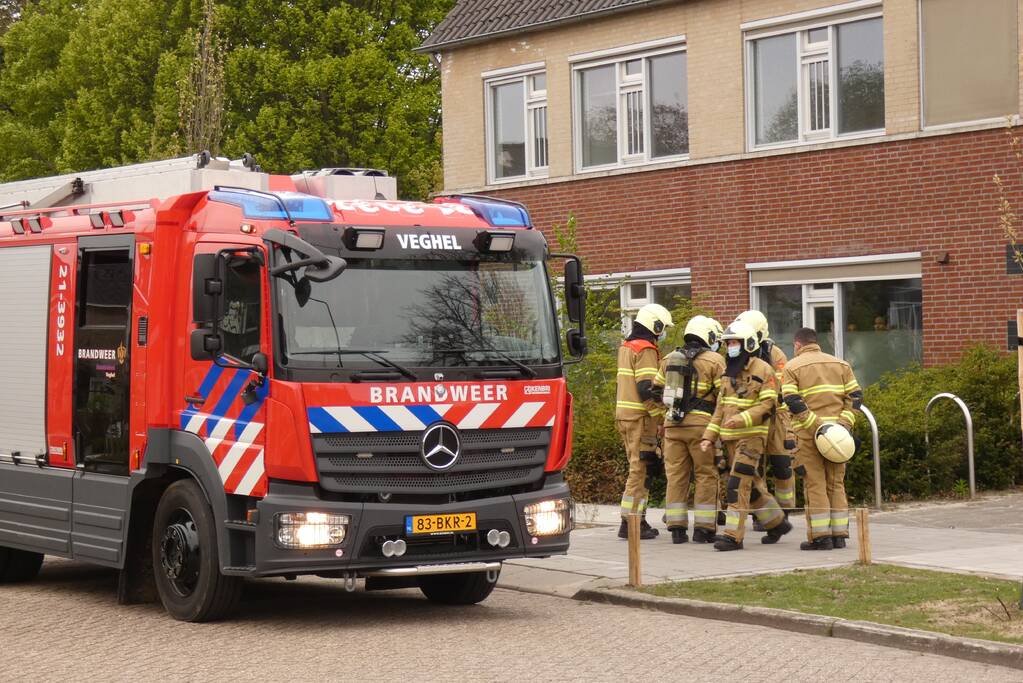 Brandweer ventileert woning door rookontwikkeling