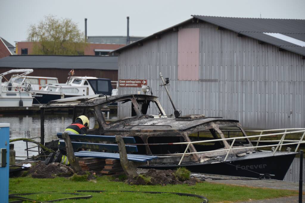 Bewoners van boot gewond door explosie