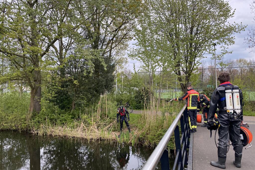 Brandweer duikt in het water gevallen telefoon op