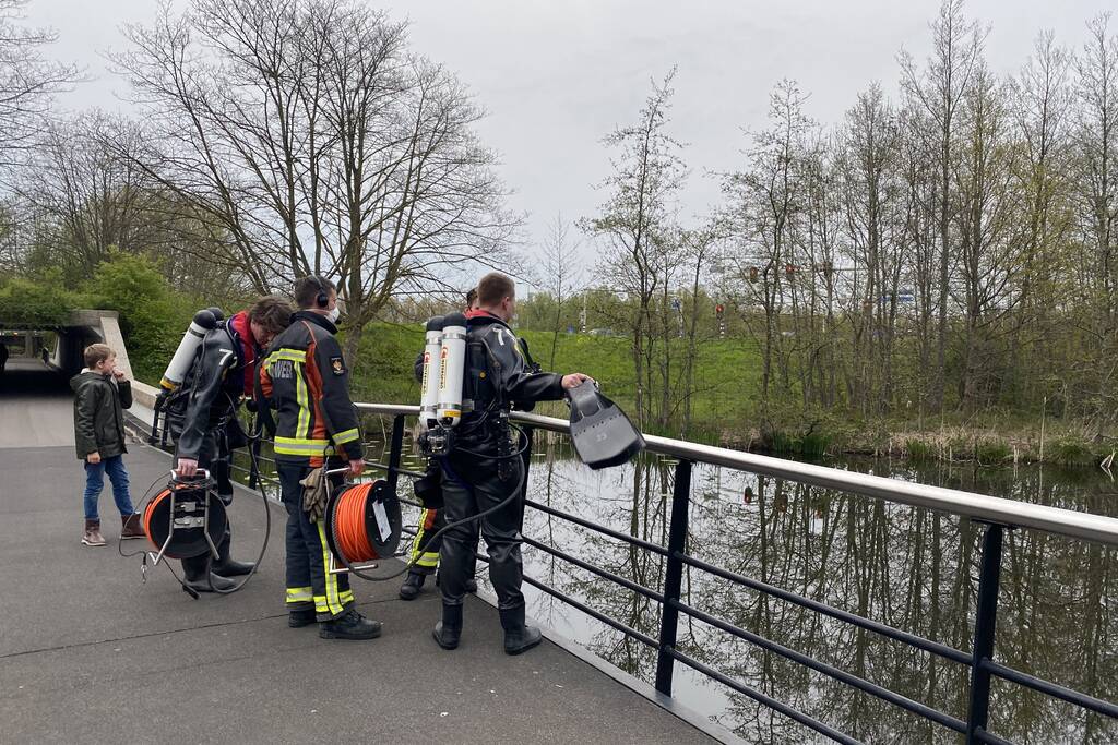 Brandweer duikt in het water gevallen telefoon op