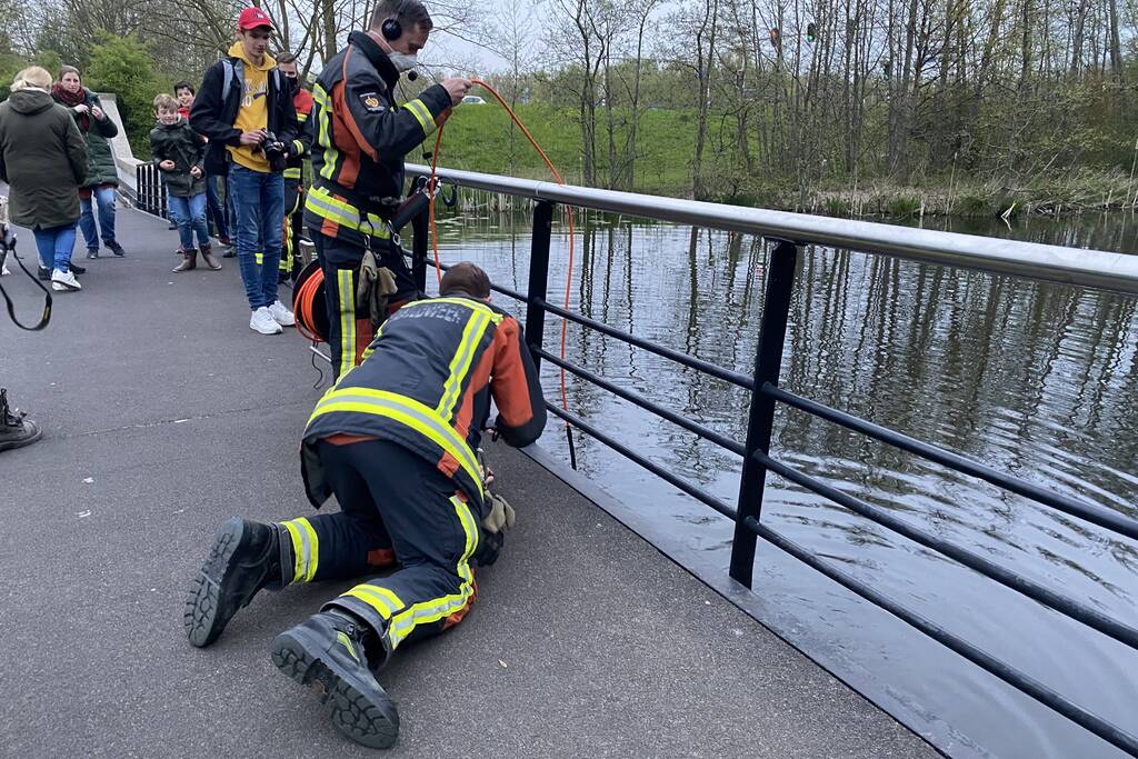 Brandweer duikt in het water gevallen telefoon op