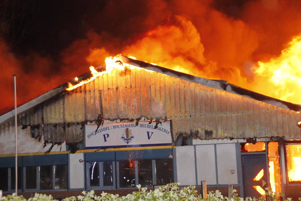 Brandweer bestrijdt grote uitslaande brand in twee loodsen