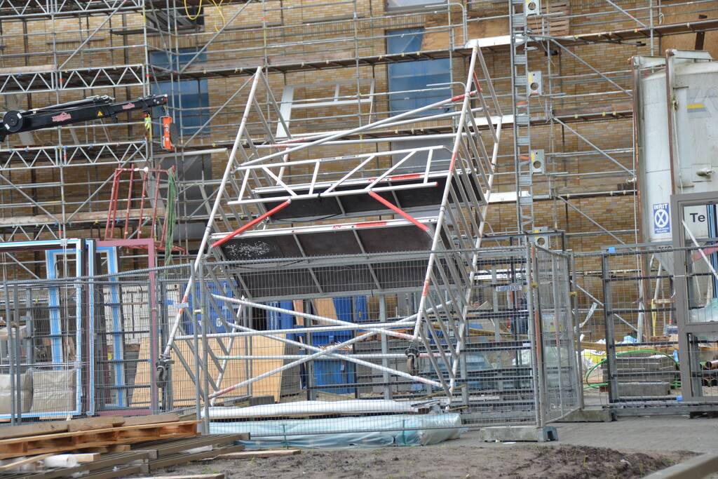 Hoge steiger kantelt door windhoos