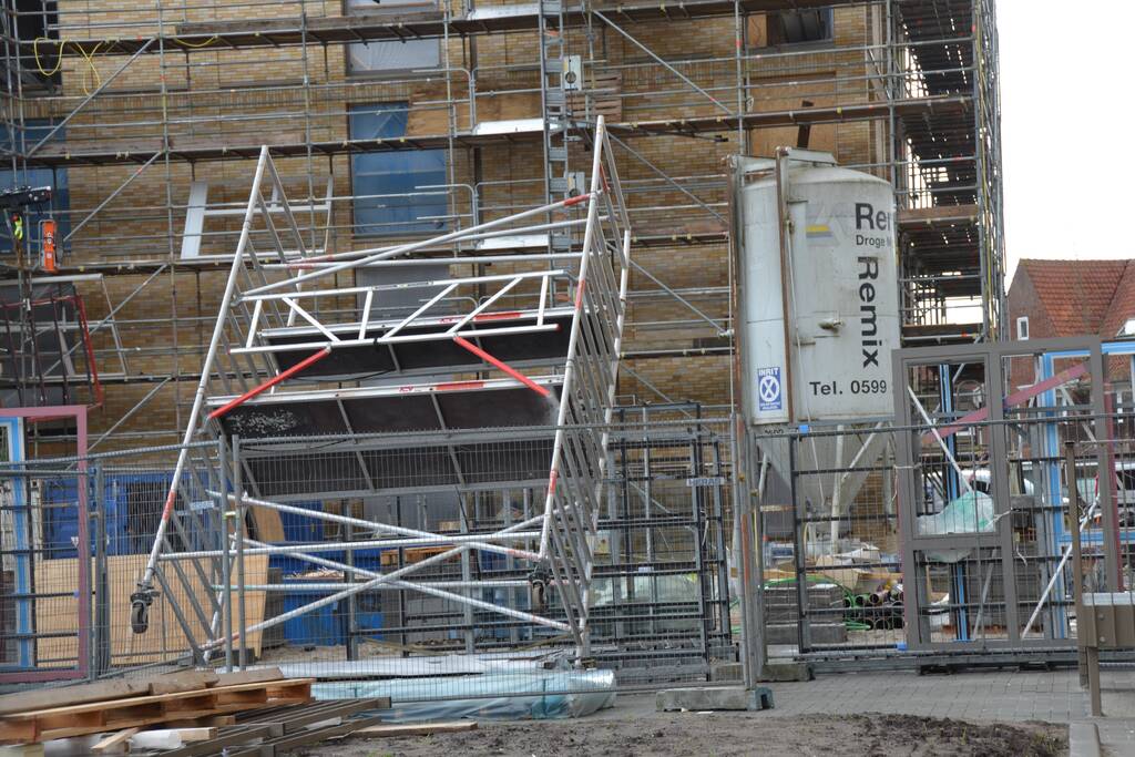 Hoge steiger kantelt door windhoos