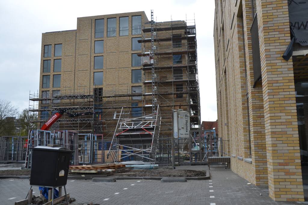 Hoge steiger kantelt door windhoos