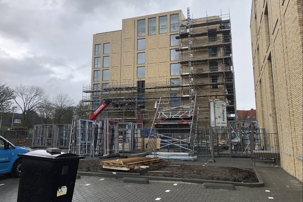 Hoge steiger kantelt door windhoos