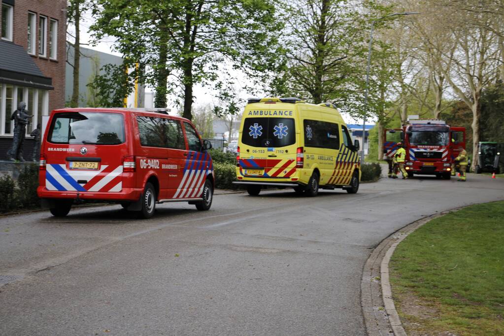 Persoon vast op dak van bedrijfspand