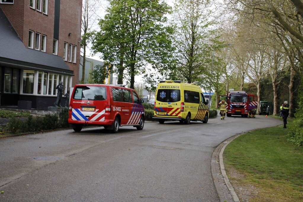 Persoon vast op dak van bedrijfspand
