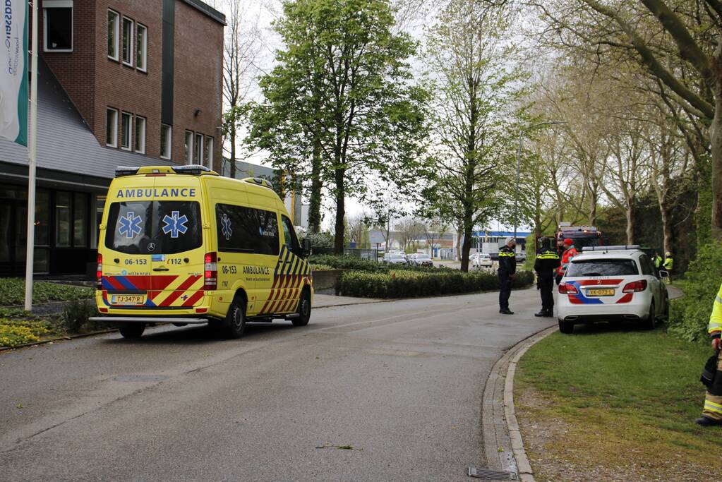 Persoon vast op dak van bedrijfspand
