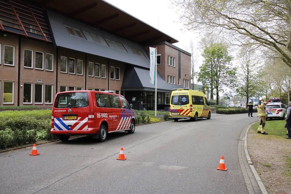Persoon vast op dak van bedrijfspand