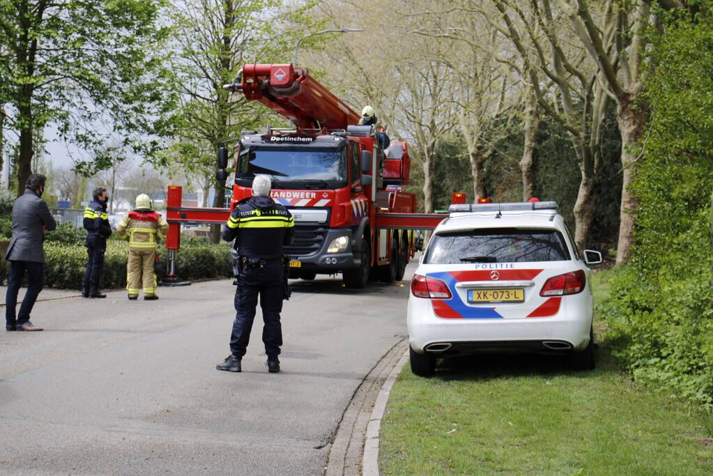 Persoon vast op dak van bedrijfspand