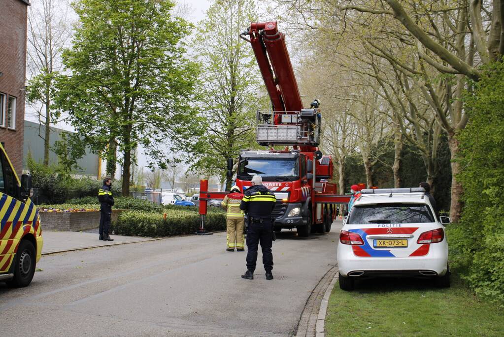 Persoon vast op dak van bedrijfspand