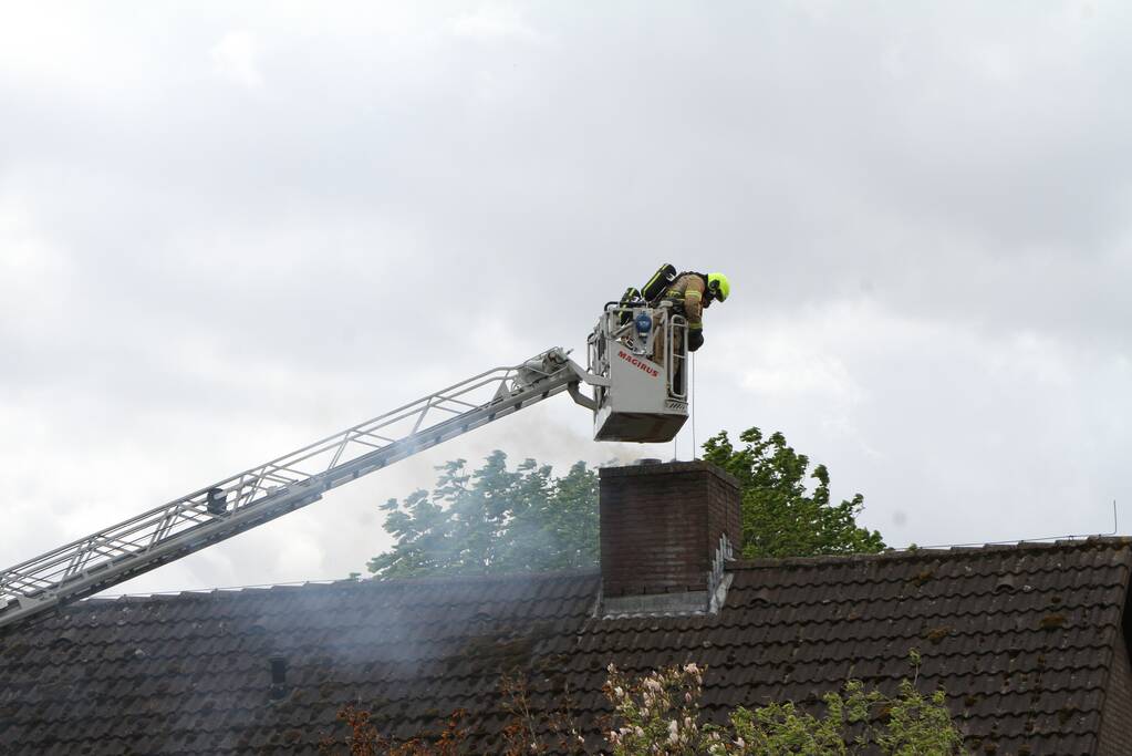Forse rookontwikkeling bij schoorsteenbrand