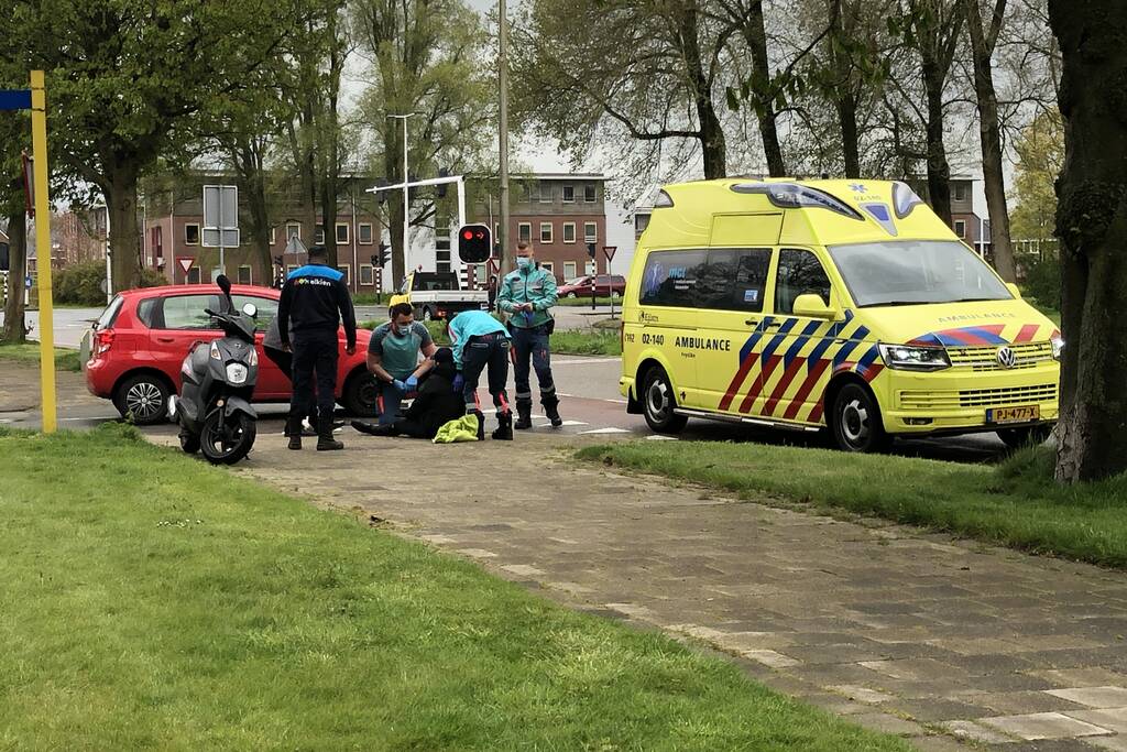 Scooterrijder gewond bij aanrijding met auto