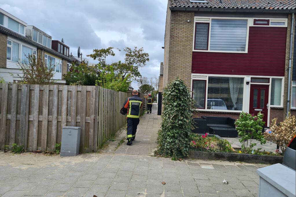 Dakbedekking waait van dakkapel van woning
