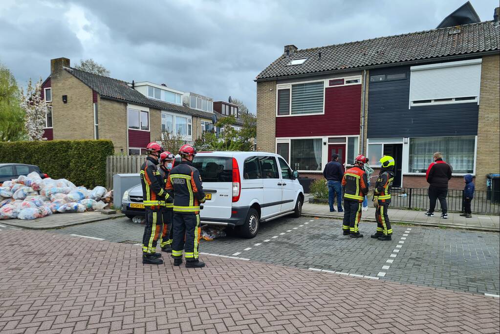 Dakbedekking waait van dakkapel van woning