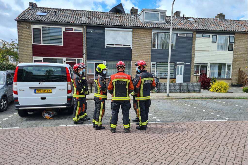 Dakbedekking waait van dakkapel van woning