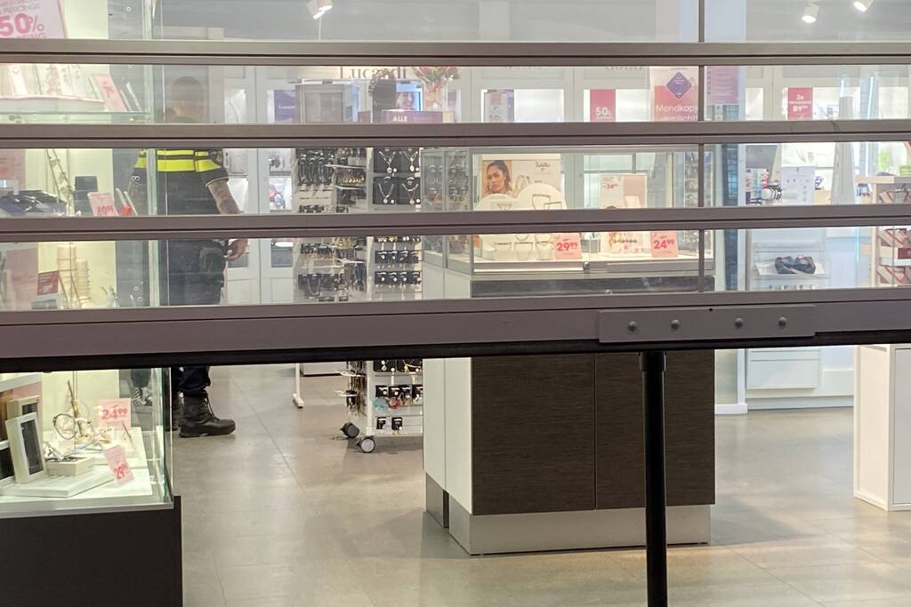 Juwelier met vuurwapen overvallen