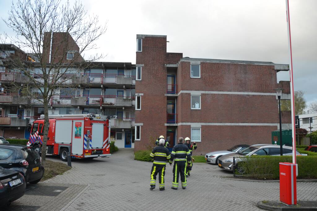 Brandweer boort schroeven in bijna loskomende dakrand