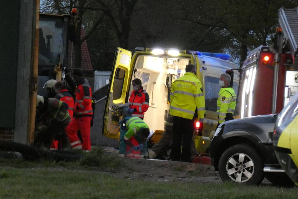 Persoon onder heftruck bekneld
