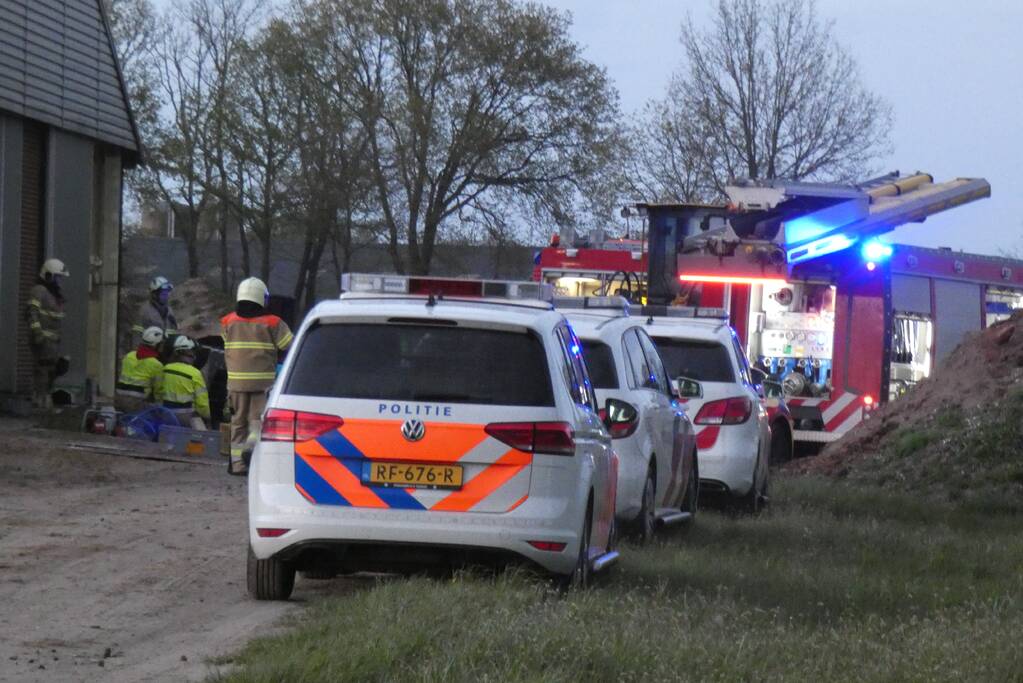 Persoon onder heftruck bekneld