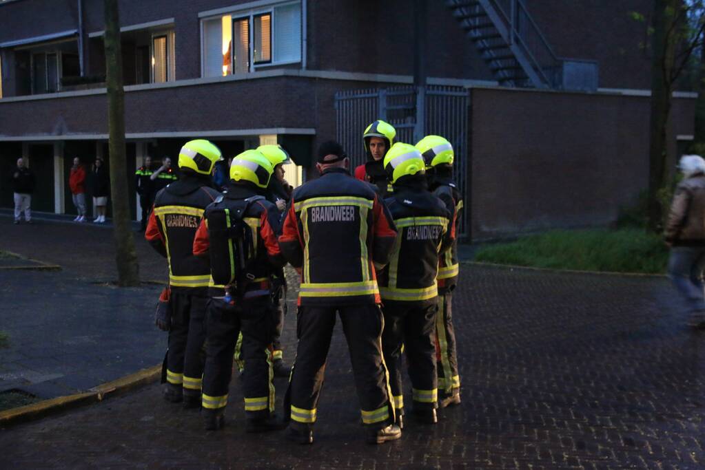 Personenauto kapot door explosie onder motorkap